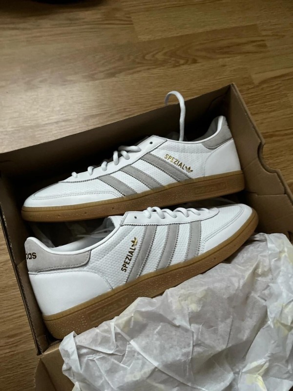 adidas handball spezial blanche grise daim et midsole gum 2