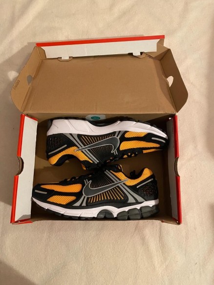 Nike zoom vomero 5 sundial black orange / noir jaune orange