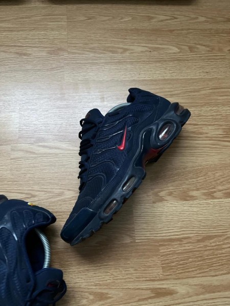 Nike air max plus bleu foncé et rouge
