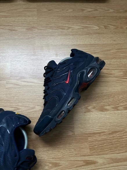 Nike air max plus bleu foncé et rouge