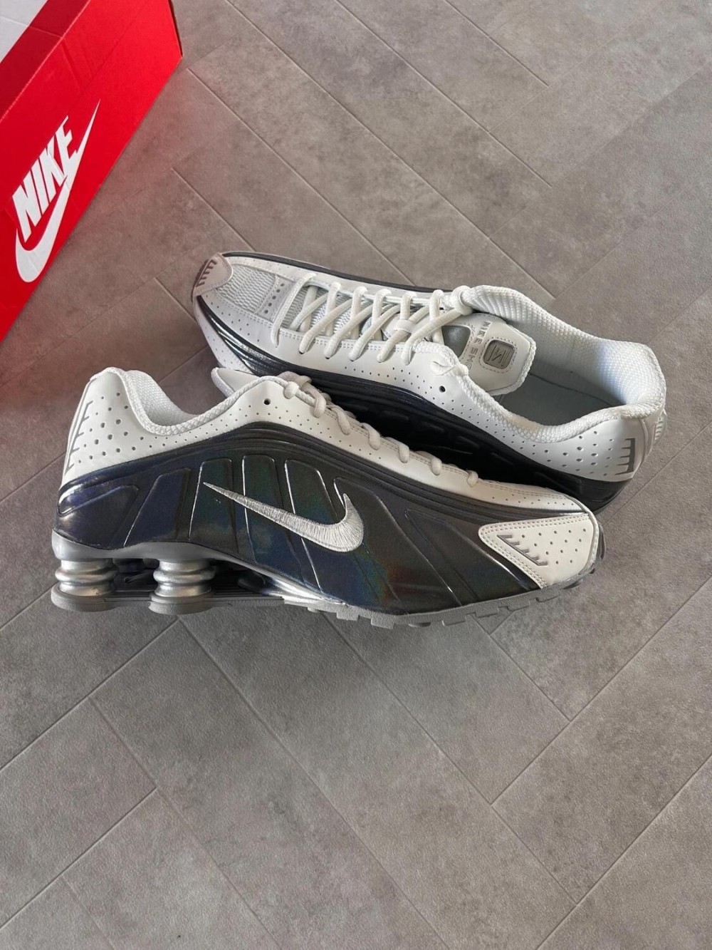 Nike Shox r4 white summit irridiscent brillant chrome