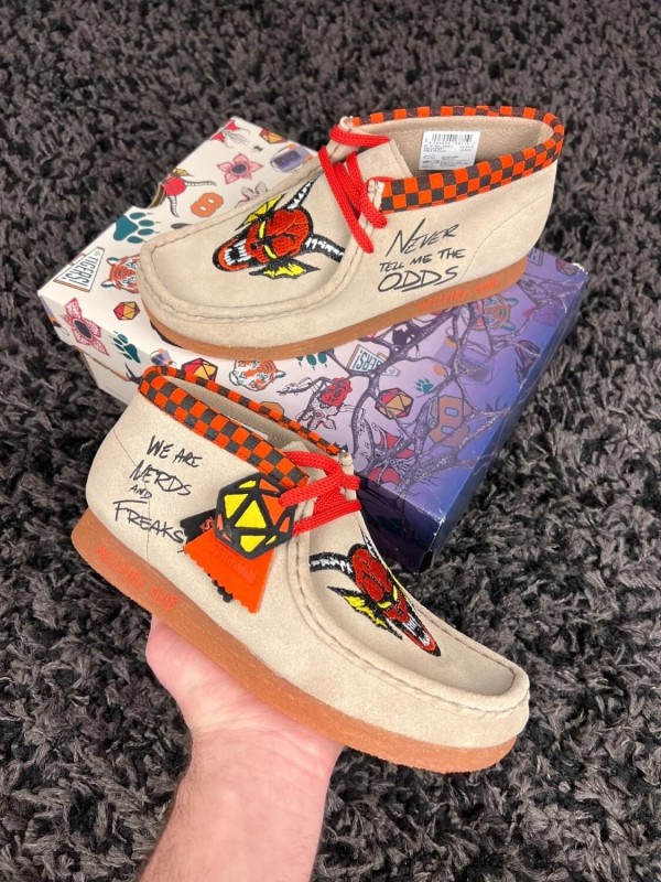 Clarks Wallabee Nubuck x Stranger Things Beige We Are Nerds - Taille 36 EU