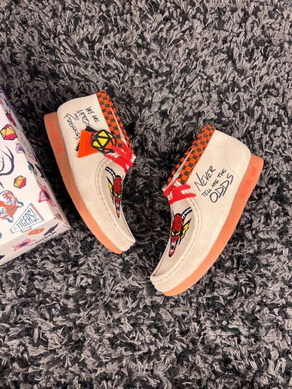 Clarks Wallabee Nubuck x Stranger Things Beige We Are Nerds - Taille 36 EU 2