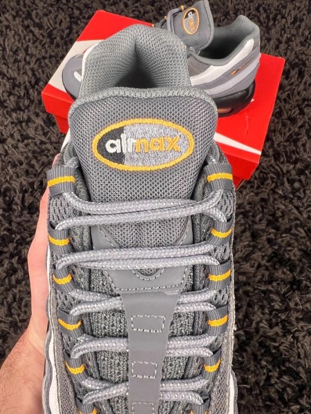 Nike Air Max 95 Cuir Noir Gris Orange - Taille 39 EU