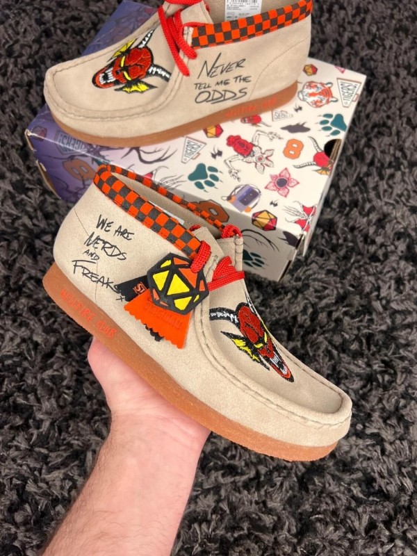 Clarks Wallabee Nubuck x stranger things beige we are nerds - taille 39 EU 2