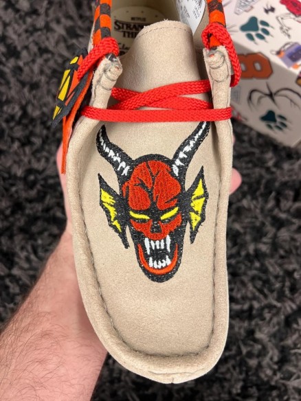 Clarks Wallabee Nubuck x stranger things beige we are nerds - taille 39 EU