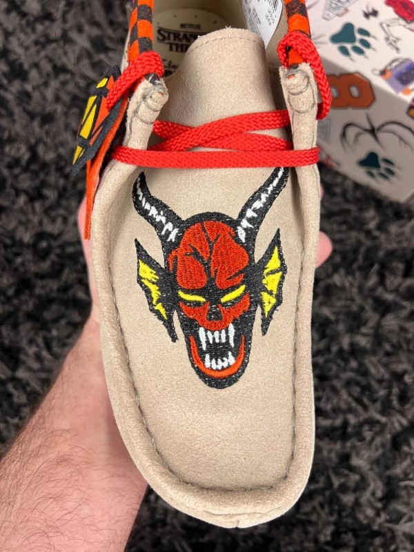 Clarks Wallabee Nubuck x Stranger Things Beige We Are Nerds - Taille 36 EU 2