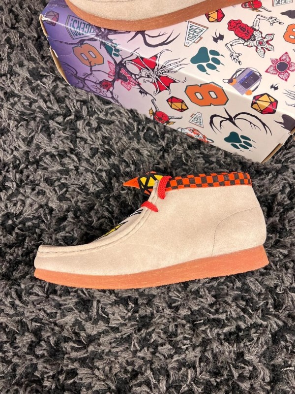 Clarks Wallabee Nubuck x Stranger Things Beige We Are Nerds - Taille 36 EU 2