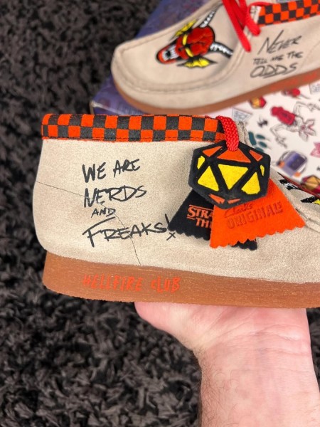 Clarks Wallabee Nubuck x stranger things beige we are nerds - taille 39 EU