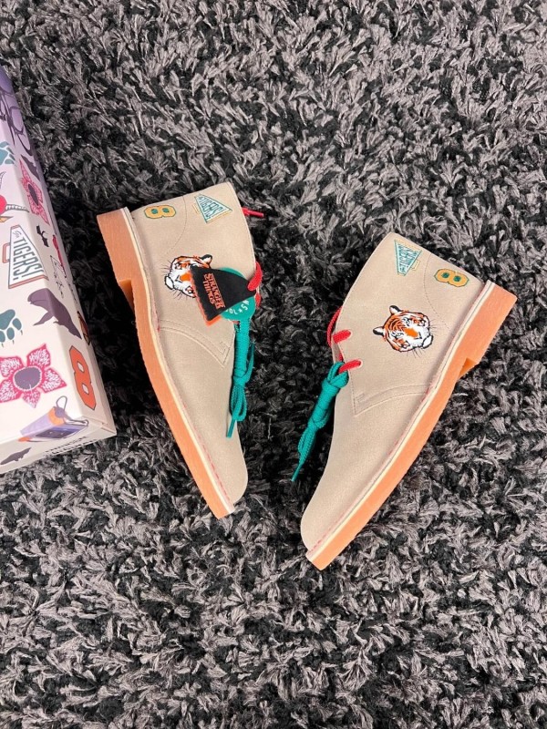 Clarks Desert Boot Nubuck x stranger things beige tigers - taille 39 EU