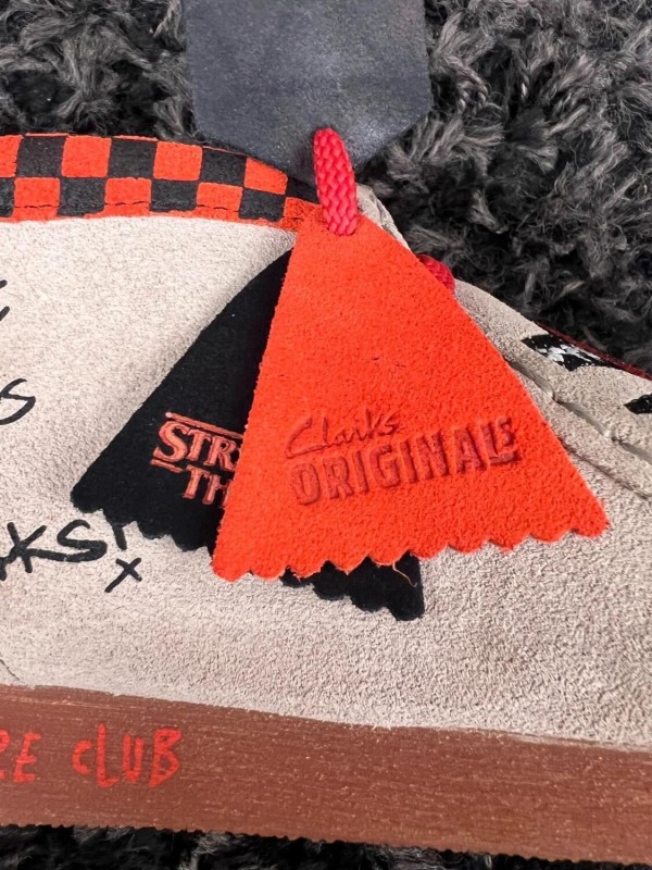 Clarks Wallabee Nubuck x Stranger Things Beige We Are Nerds - Taille 36 EU 2