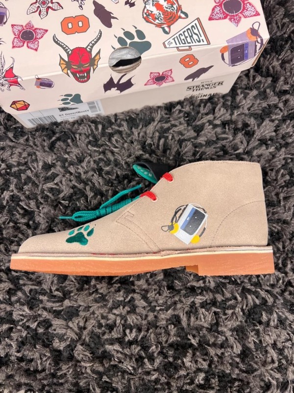 Clarks Desert Boot Nubuck x stranger things beige tigers - taille 39 EU 2