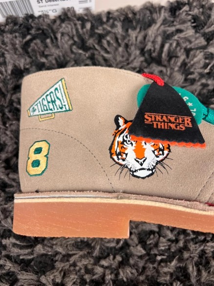 Clarks Desert Boot Nubuck x stranger things beige tigers - taille 39 EU