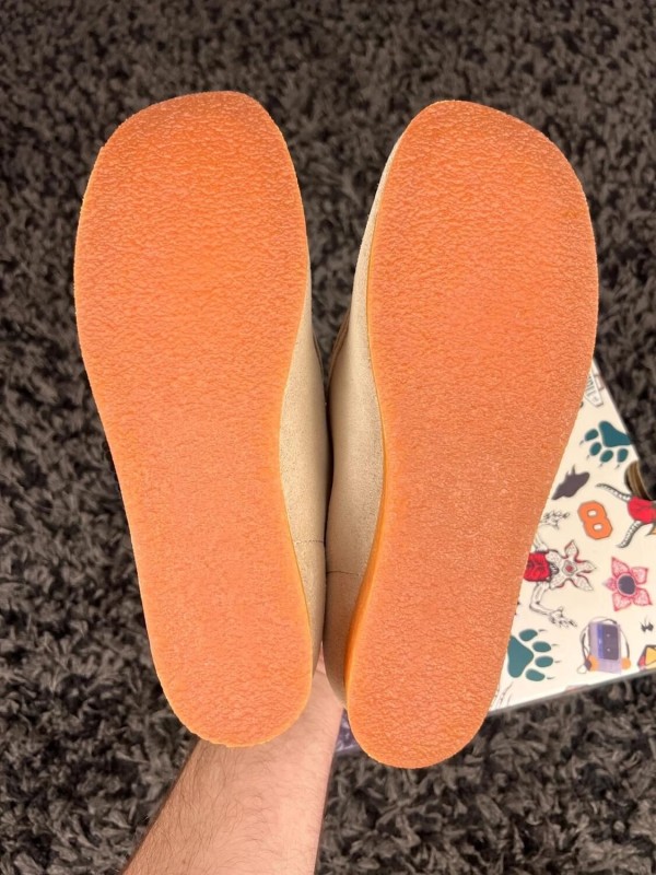Clarks Wallabee Nubuck x Stranger Things Beige We Are Nerds - Taille 36 EU 2