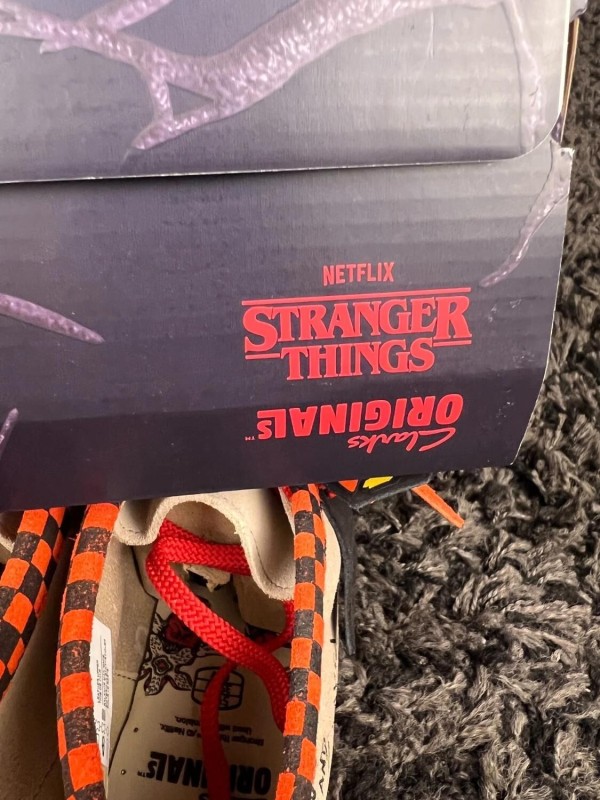 Clarks Wallabee Nubuck x Stranger Things Beige We Are Nerds - Taille 36 EU 2