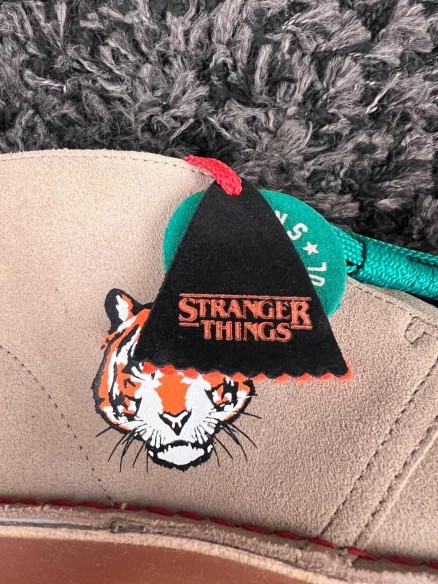Clarks Desert Boot Nubuck x stranger things beige tigers - taille 39 EU
