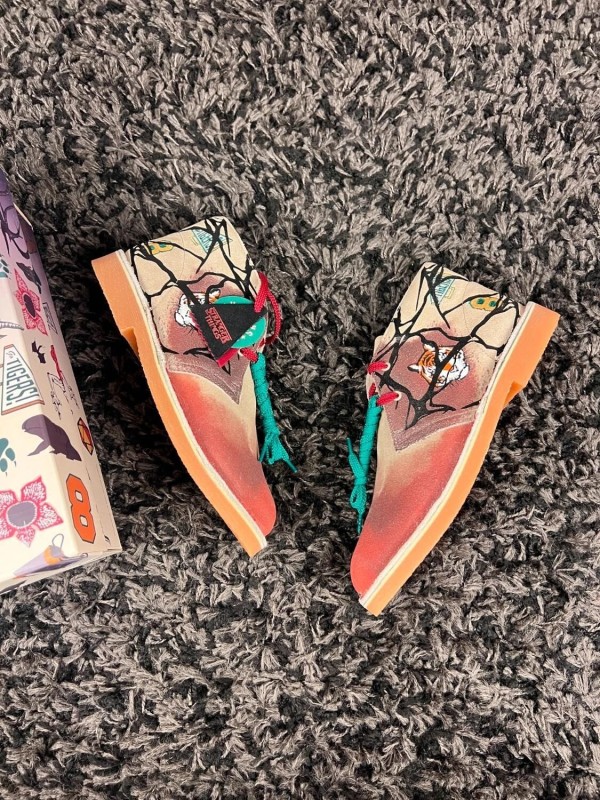 Clarks Desert Boot Nubuck x stranger things beige black tigers - taille 39 EU
