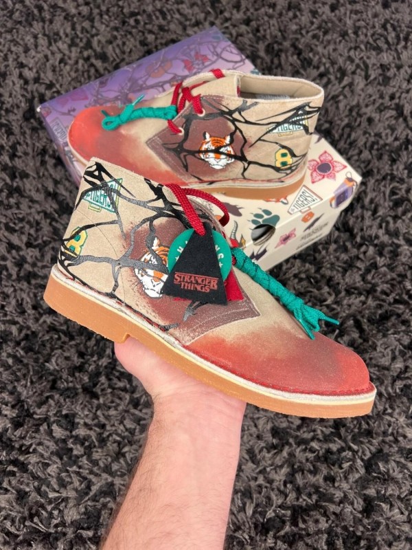 Clarks Desert Boot Nubuck x stranger things beige black tigers - taille 38 EU 2