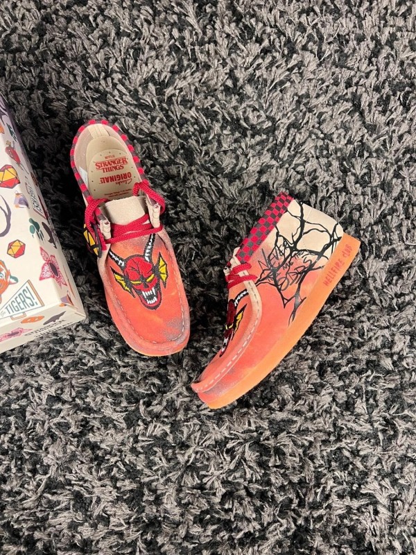 Clarks wallabee nubuck x stranger things rose - taille 37,5 EU