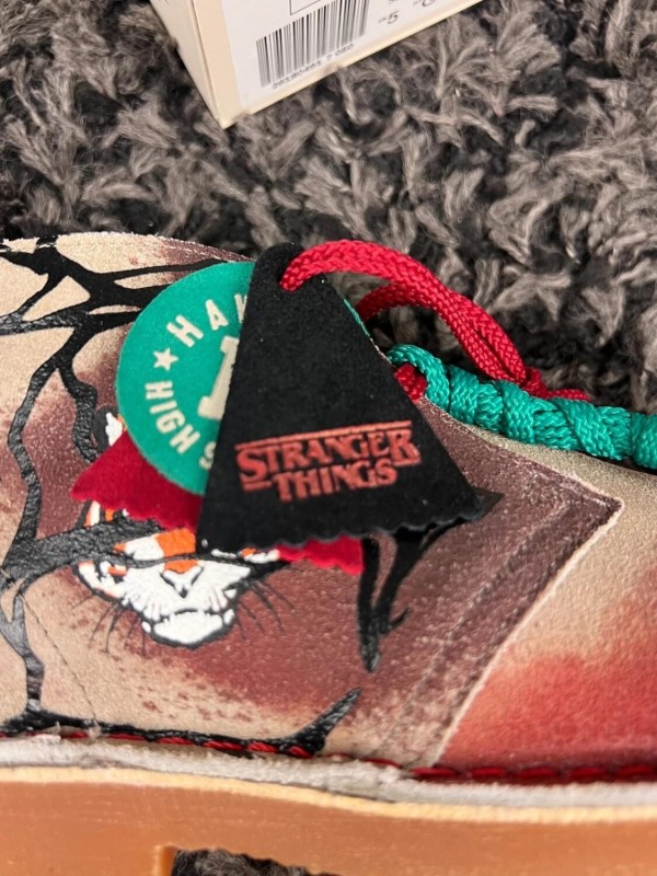 Clarks Desert Boot Nubuck x stranger things beige black tigers - taille 39 EU 2