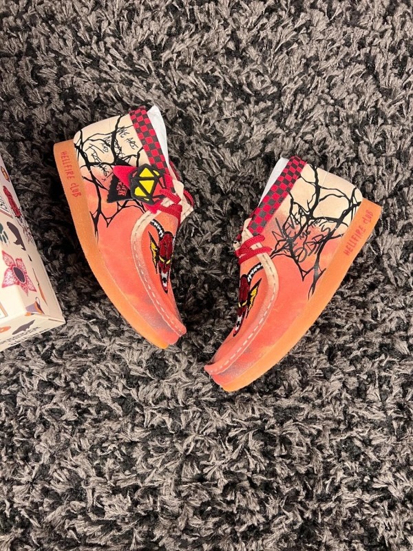 Clarks wallabee nubuck x stranger things rose - taille 37,5 EU 2