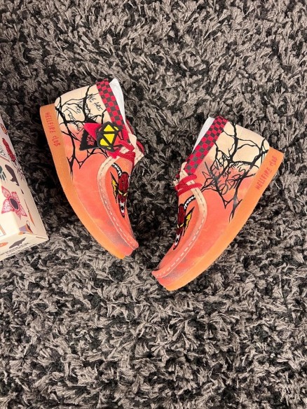 Clarks wallabee nubuck x stranger things rose - taille 38 EU