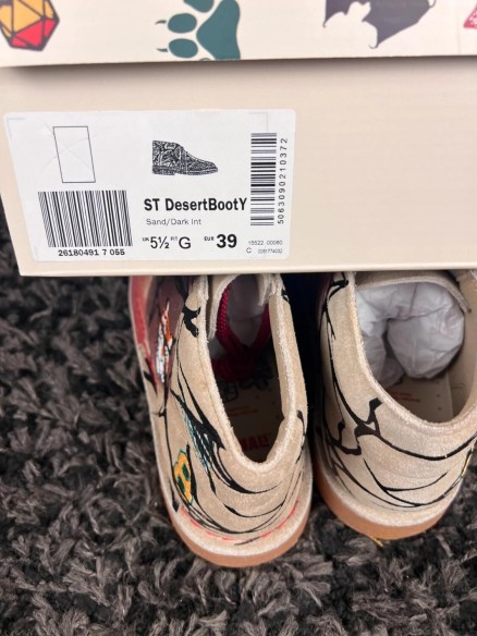 Clarks Desert Boot Nubuck x stranger things beige black tigers - taille 39 EU