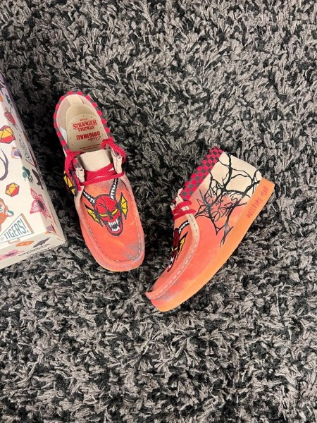 Clarks wallabee nubuck x stranger things rose - taille 39,5 EU