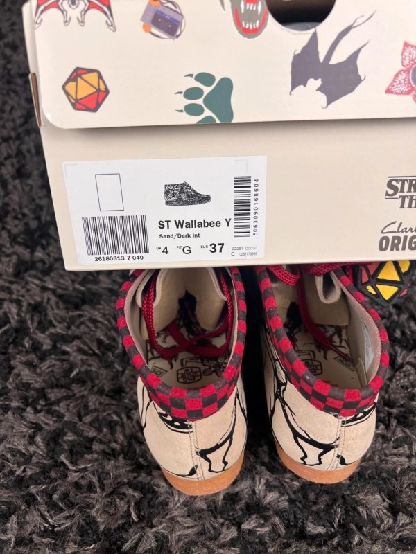 Clarks Wallabee Nubuck x stranger things rose - taille 37 EU 2