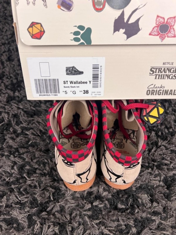 Clarks wallabee nubuck x stranger things rose - taille 38 EU 2