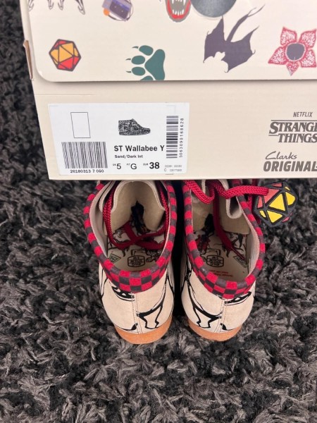 Clarks wallabee nubuck x stranger things rose - taille 38 EU