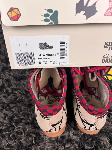 Clarks wallabee nubuck x stranger things rose - taille 39,5 EU