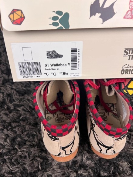 Clarks wallabee nubuck x stranger things rose - taille 39,5 EU