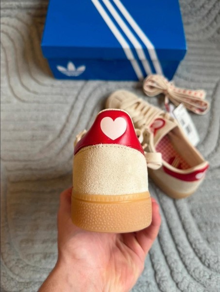 adidas handball spezial red cream " Saint Valentin " Taille 40