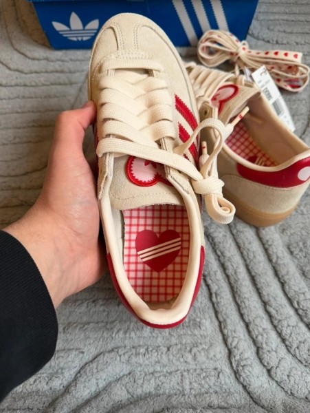 adidas handball spezial red cream " Saint Valentin " Taille 40