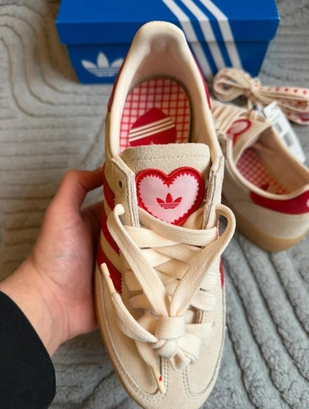 adidas handball spezial red cream " Saint Valentin " Taille 40