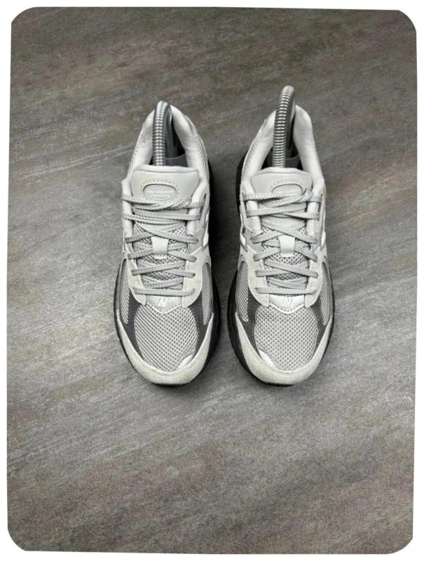 New balance 2002r grey ( taille 35,5 ) 2
