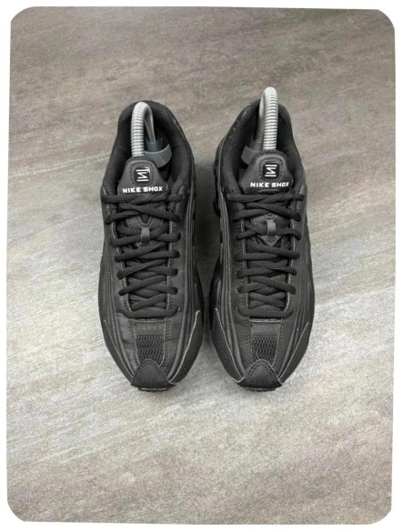 Nike shox r4 black ( taille 36,5 )