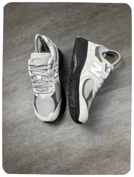New balance 2002r grey ( taille 35,5 )