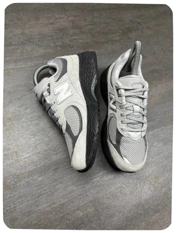 New balance 2002r grey ( taille 35,5 ) 2