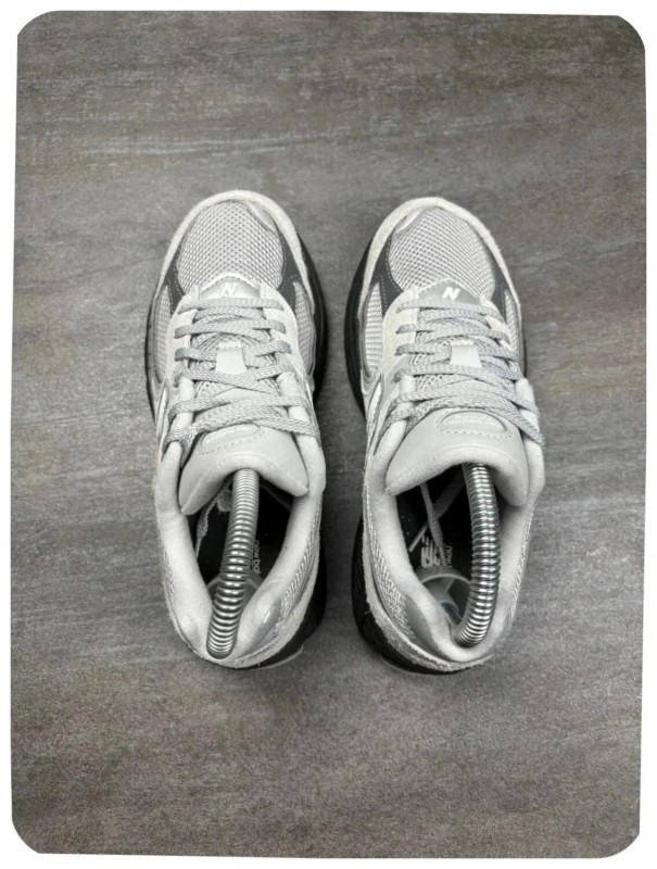 New balance 2002r grey ( taille 35,5 ) 2
