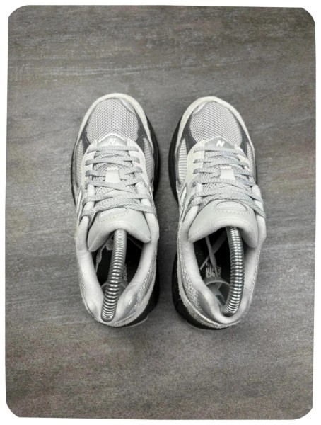 New balance 2002r grey ( taille 35,5 )