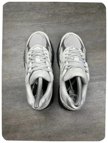 New balance 2002r grey ( taille 35,5 )