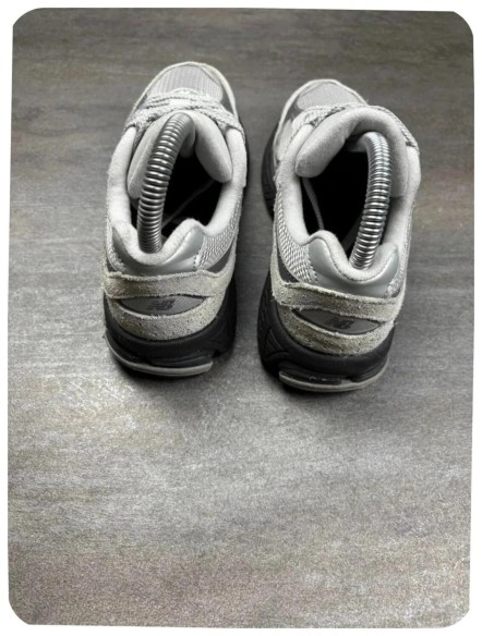New balance 2002r grey ( taille 35,5 )