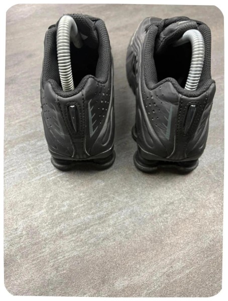 Nike shox r4 black ( taille 36,5 )