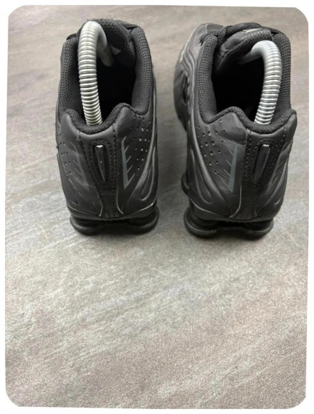Nike shox r4 black ( taille 36,5 )