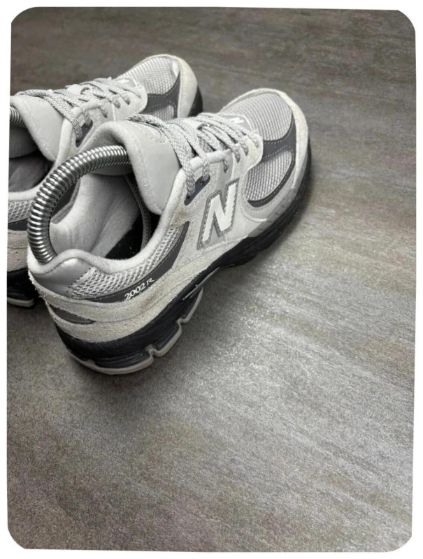 New balance 2002r grey ( taille 35,5 ) 2