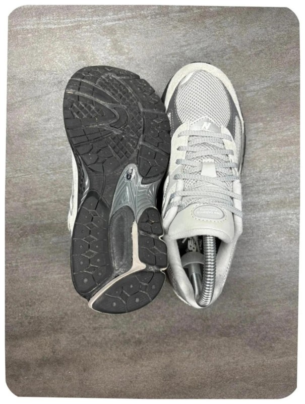 New balance 2002r grey ( taille 35,5 ) 2