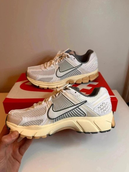 Nike zoom vomero 5 white summit taille 38,5