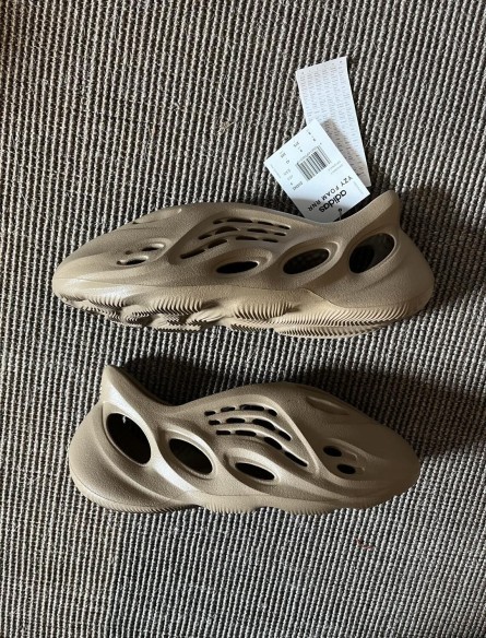 adidas Yeezy Foam RNR Clay Taupe
